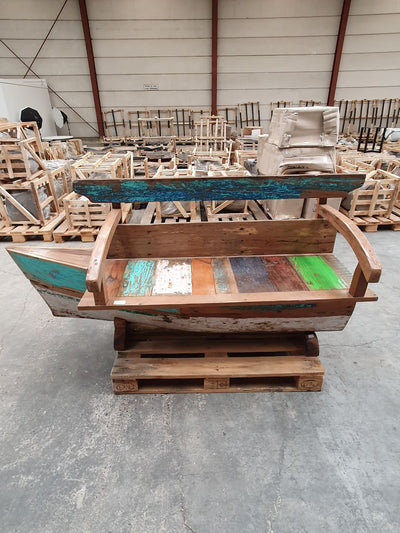 Kleurrijke houten bank gemaakt van oude boten