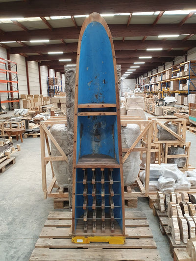 Grote houten kanokast met de kleuren blauw, geel en naturel hout. Voorzien van een wijnrek, glazenrek en legplank