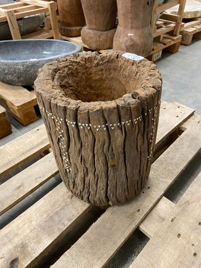 Met stukjes schelp versierde oude rijststamper van hout. Mooi verweerd hout, kleur van de schelpstukjes is wit en de rijststamper zelf heeft een naturel houtkleur.