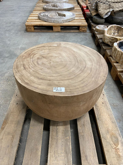 Mooie ronde houten salontafel gemaakt uit één stuk suarhout. Kleur naturel hout.