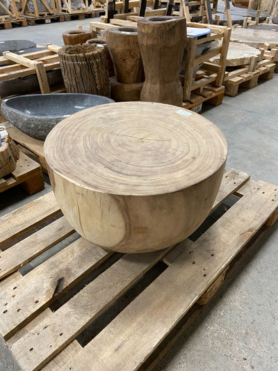 Mooie ronde houten salontafel (één van de twee exemplaren) gemaakt uit één stuk suarhout. Kleur naturel hout.