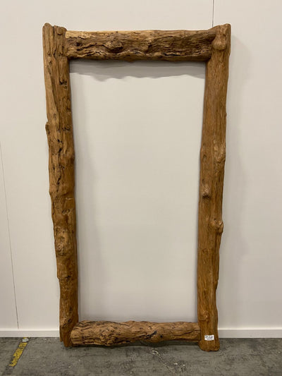 Grote houten spiegellijst gemaakt van oud teakhout.