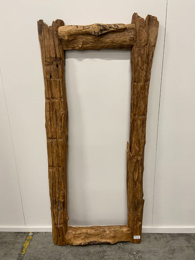 Grote houten spiegellijst gemaakt van oud teakhout (één van de twee).