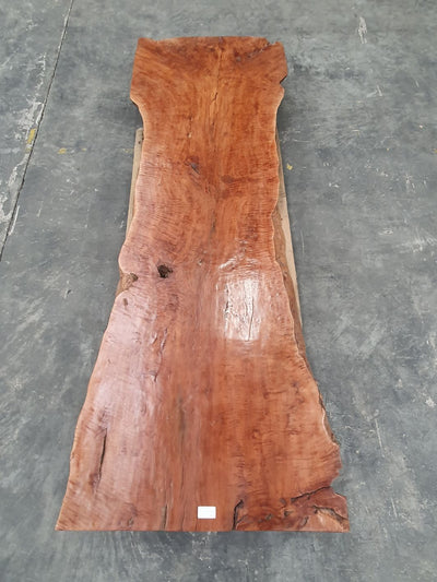Boomstam tafelblad van lychee hout uit één stuk. Warme rode houtkleur en afkomstig uit Indonesië.