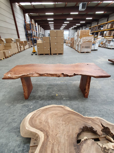 Grote eettafel ofwel boomstamtafel gemaakt van lychee hout