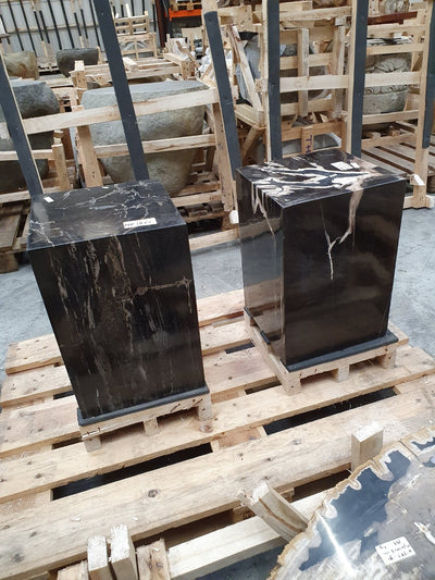 Set van twee zwarte versteend hout pilaren.