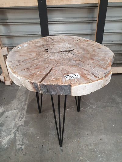 Salontafel bestaande uit een beige bruin versteend hout schijf en zwart metalen onderstel.